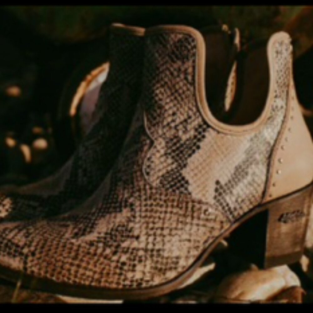 NEW Miss Macie Honey Hush Boutique Snakeskin Western Cowgirl Booties Size 7.5